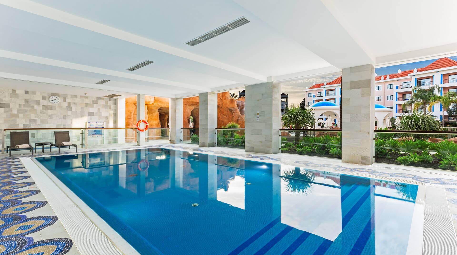 Faohi covered heated pool hilton vilamoura