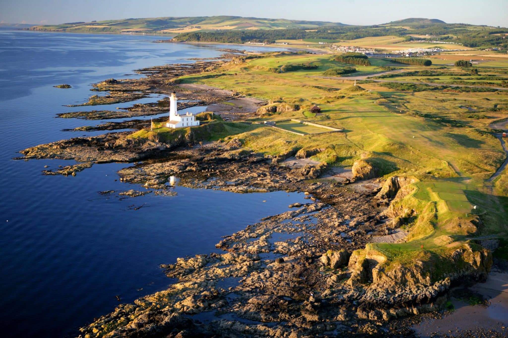 Turnberry golf club vue aerienne du parcours de golf mer ocean falaise trou  scaled