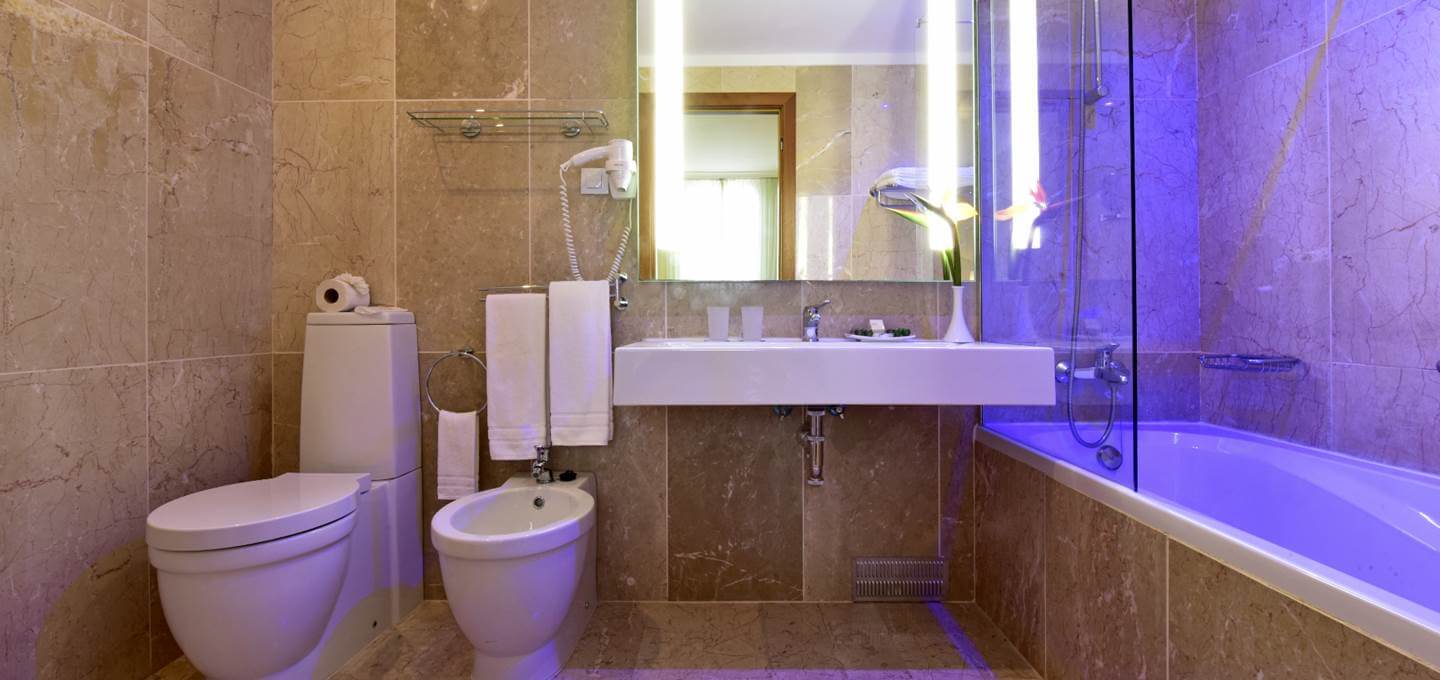 4 star hotel armacao pera suite bathroom