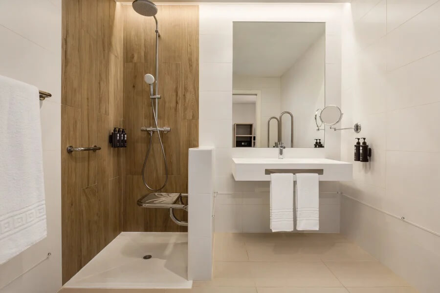 Wyndham residences alvor beach   accessible bathroom   roll in shower   1547112 212bdadc